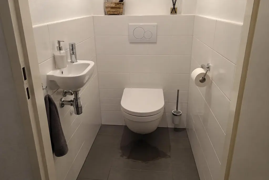 Lekdetectie Abcoude – natte vloer bij een toilet