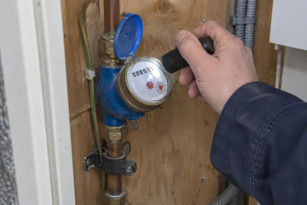 Lekdetectie Abcoude – watermeter in de meterkast controleren met een zaklamp